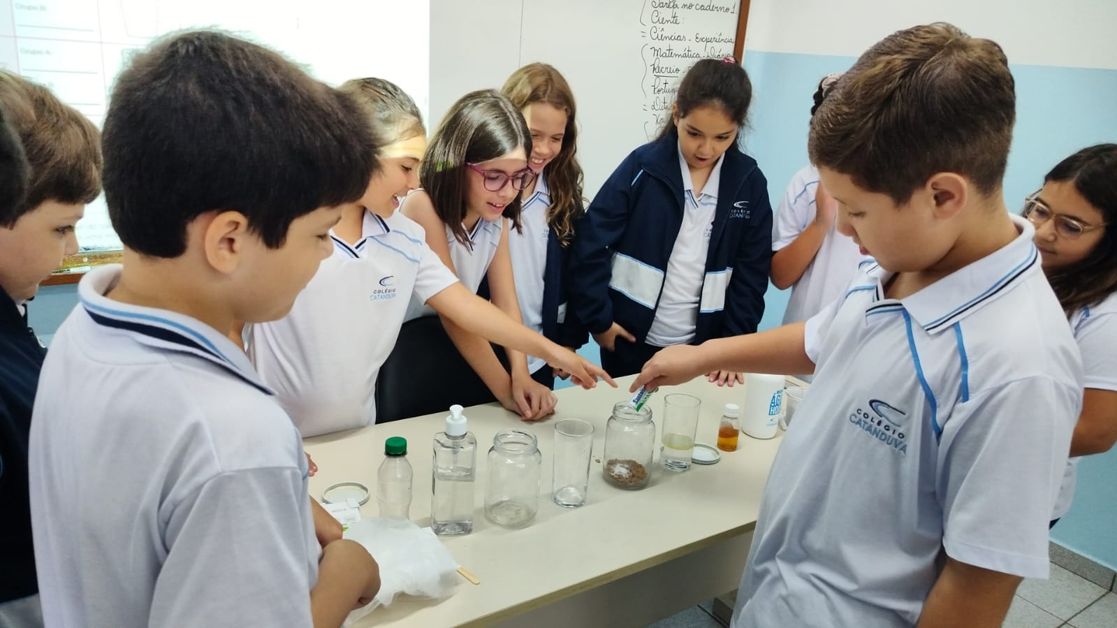 Aula de Ciências aborda misturas homogêneas e heterogêneas no 4º ano do Colégio Catanduva