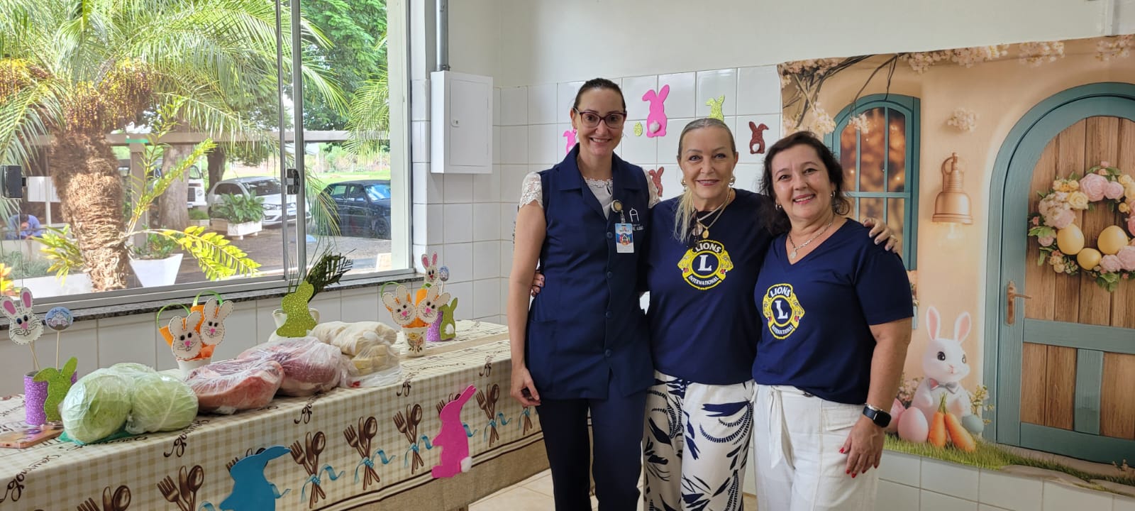 Lions Clube Catanduva doa alimentos ao Recanto Monsenhor Albino em apoio ao almoço de Páscoa