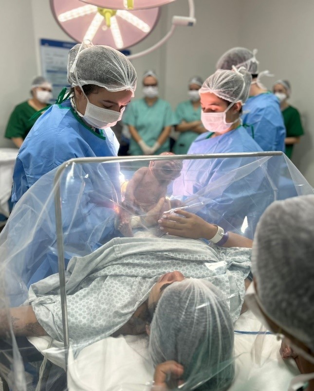 Hospital Padre Albino adota campo cirúrgico transparente para ampliar humanização no parto