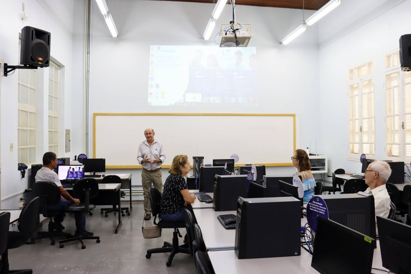 Administração UNIFIPA oferece curso gratuito de informática e inteligência artificial para pessoas idosas