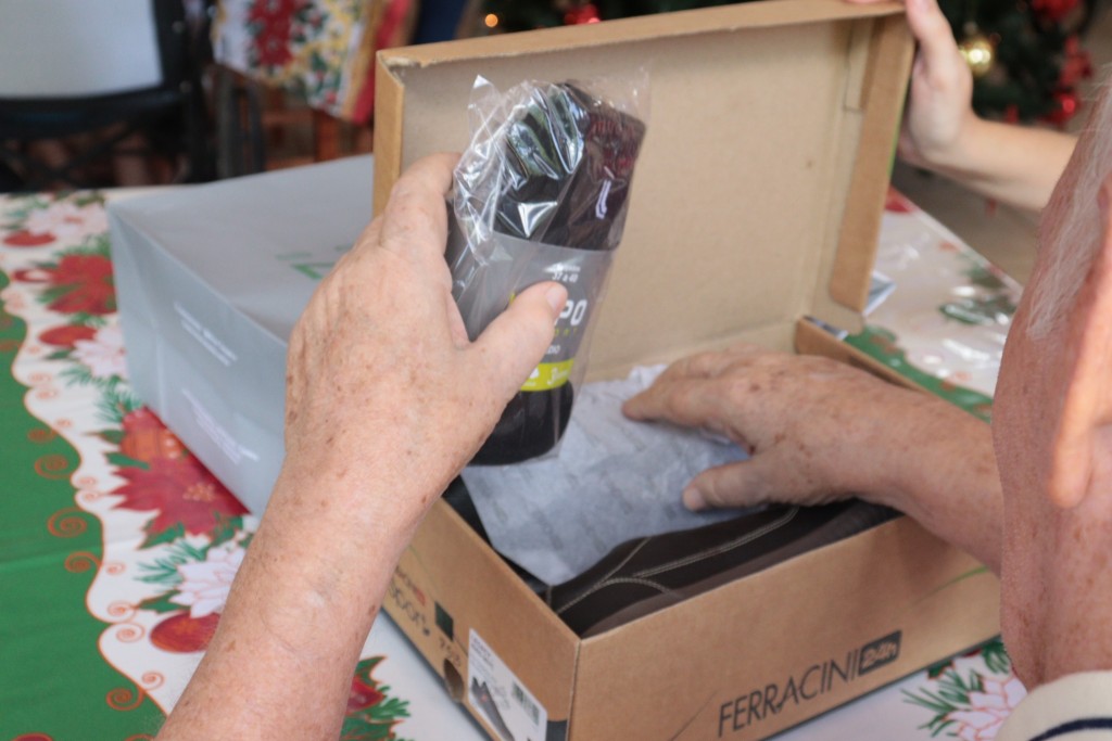 Presentes do projeto Mãos de Natal são entregues a idosos do Recanto Monsenhor Albino 