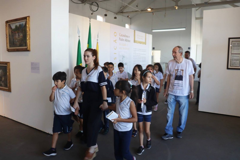 Alunos do Colégio Catanduva visitam exposição sobre Padre Albino na Estação Cultura