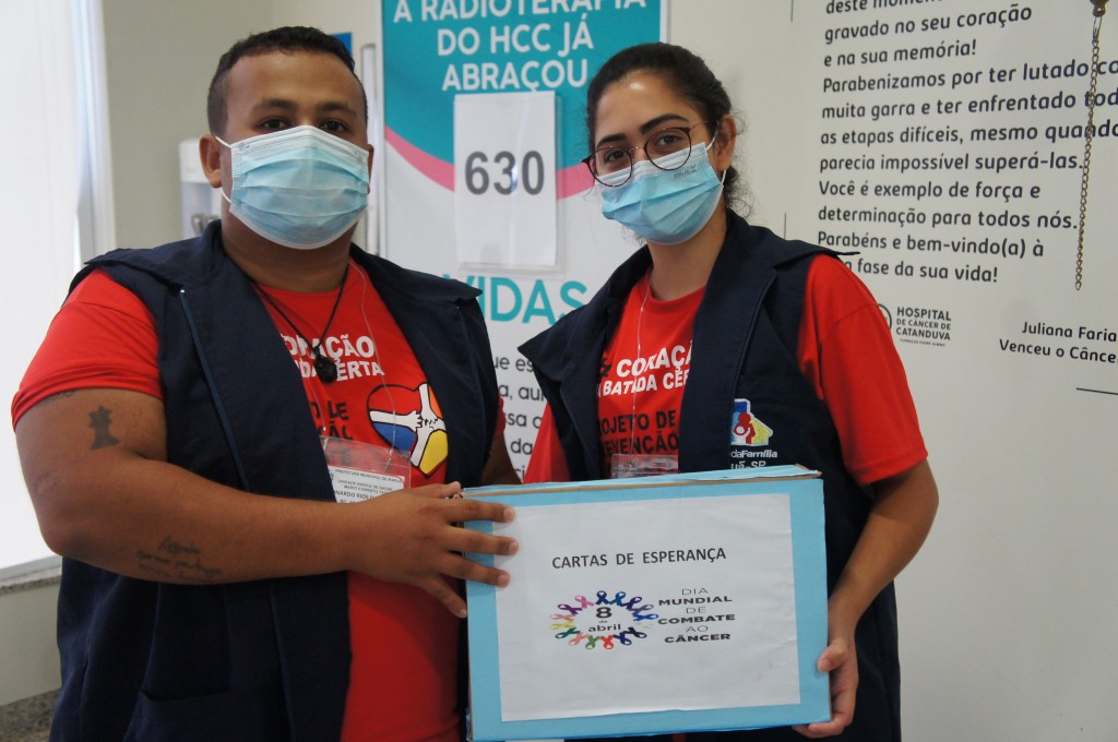 Agentes Comunitários de Irapuã entregam cartas para pacientes