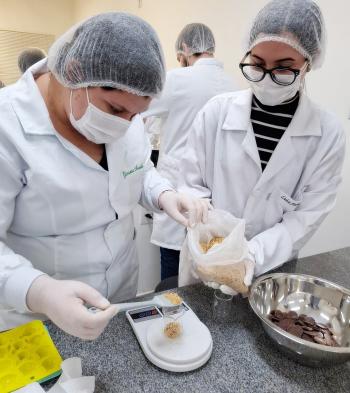 Alunos de Farmácia da Unifipa produzem bombons terapêuticos com passiflora