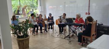 Grupo de oração leva música e conforto às pessoas idosas do Recanto Monsenhor Albino
