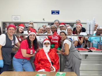 Papai Noel leva alegria natalina ao refeitório do Hospital Padre Albino