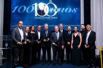 Fundação Padre Albino celebra 100 anos com noite histórica de homenagens, emoção e reconhecimento