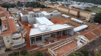 Ampliação do Hospital Emílio Carlos: trabalhos preparam prédio para acabamentos
