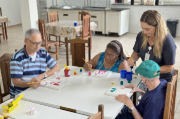 Oficina de Páscoa leva arte e estímulo cognitivo às pessoas idosas do Recanto Monsenhor Albino