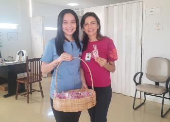 AME Catanduva celebra o Dia da Mulher com entrega de lembranças para colaboradoras e pacientes