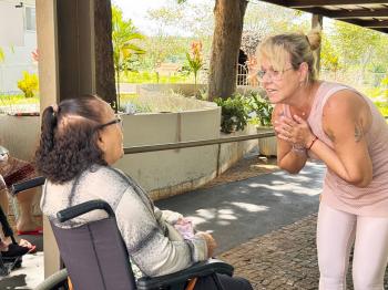 Recanto Monsenhor Albino promove atividade de yoga para pessoas as idosas institucionalizadas