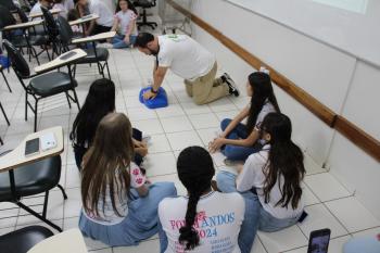 Estudantes do Colégio Catanduva conhecem ambiente acadêmico durante visita guiada na Unifipa