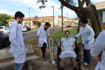 Cuidar além da doença: paciente vive momento especial durante recuperação no HEC
