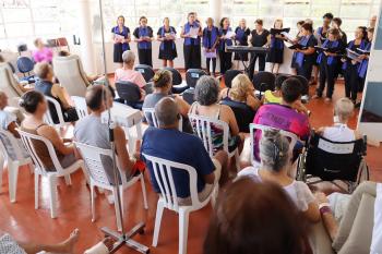HEC celebra o Dia Mundial dos Cuidados Paliativos com música para pacientes internados