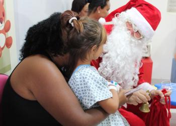 Alegria e magia marcam a festa de Natal na Pediatria do HPA