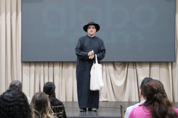 Peça teatral sobre Padre Albino emociona colaboradores no ano do centenário da FPA