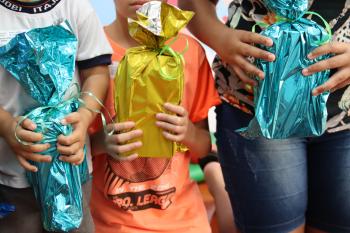 Escola infantil Roda Pião doa caixas de bombom para pacientes pediátricos