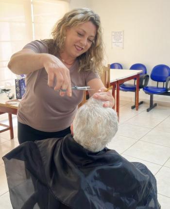 Ação voluntária leva cuidado e autoestima no Recanto Monsenhor Albino